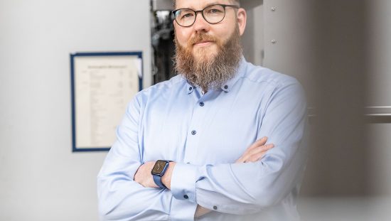 Denis Hanau (Source: Jörg Schwalfenberg) “With the iflex up to 80% of all manual line conversion tasks are superfluous,” explains Denis Hanau, head of the PET Project Processing Product Division at KHS.